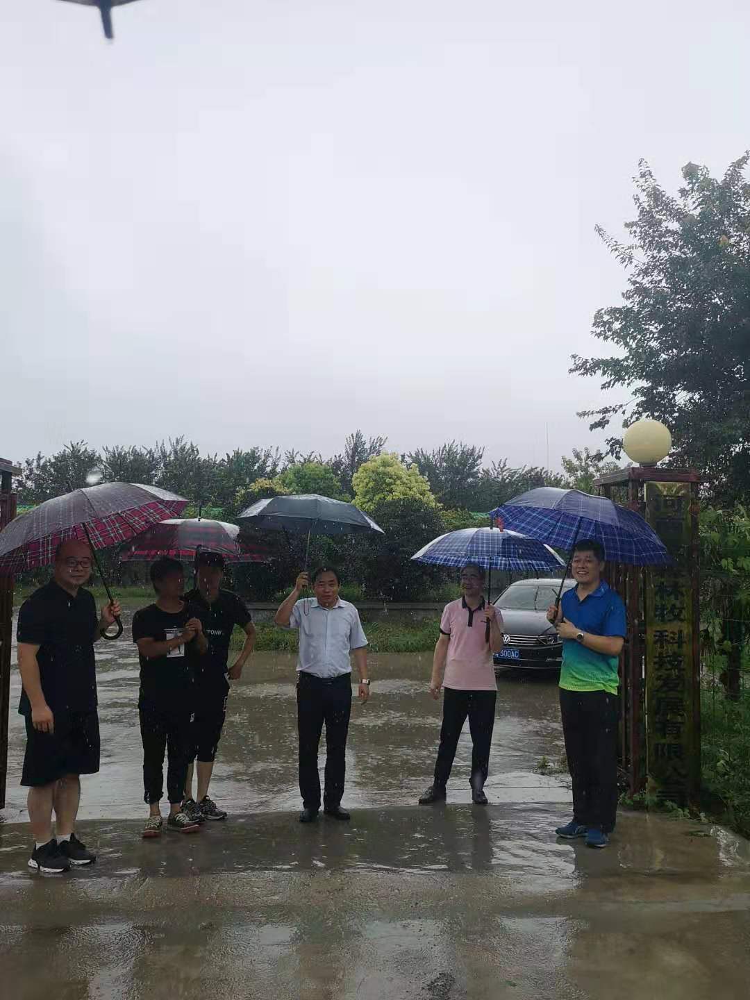教师们在西华县三三禽业有限公司开展实习检查