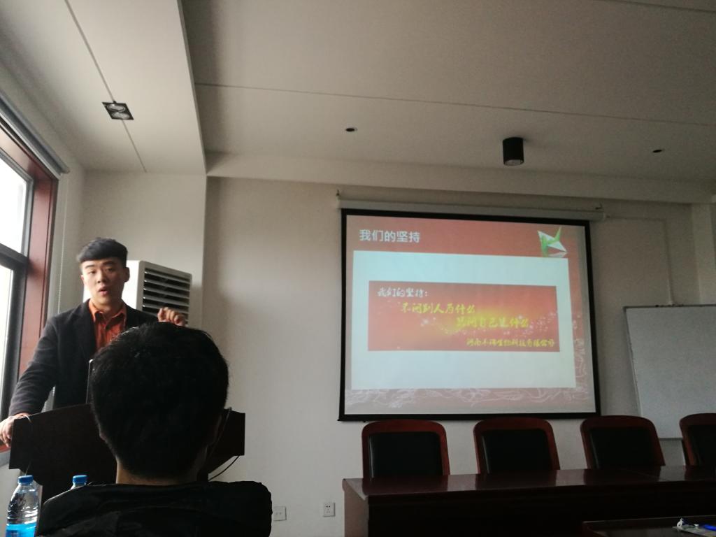 毕业生靳泽浩为师生介绍企业情况