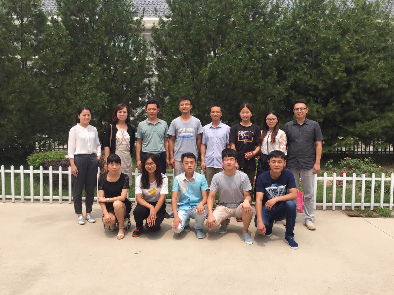 樊书记(左三)、杨书记(左二)等与实习生合影