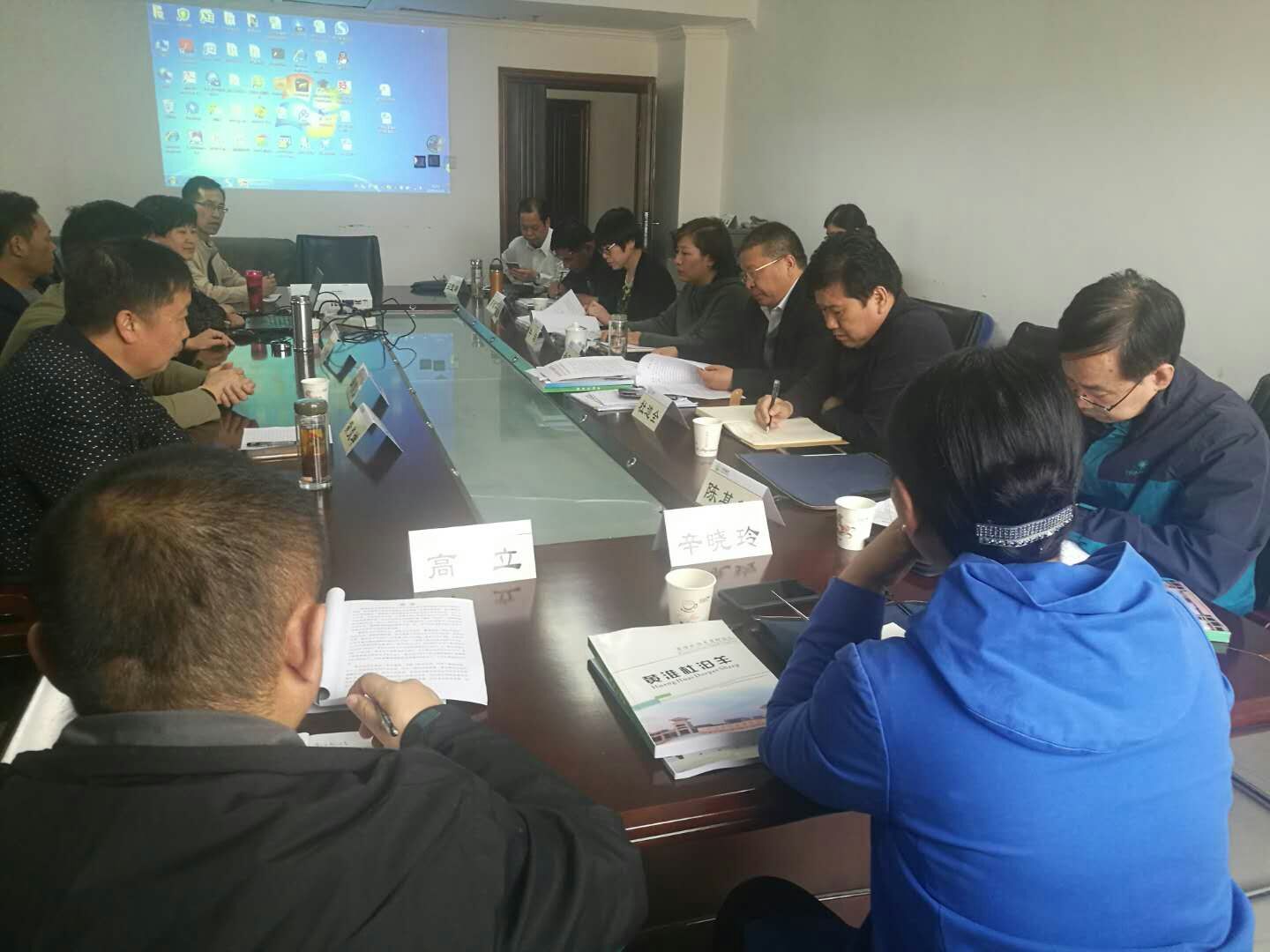 专家组对黄淮杜泊羊育种工作进行质询讨论