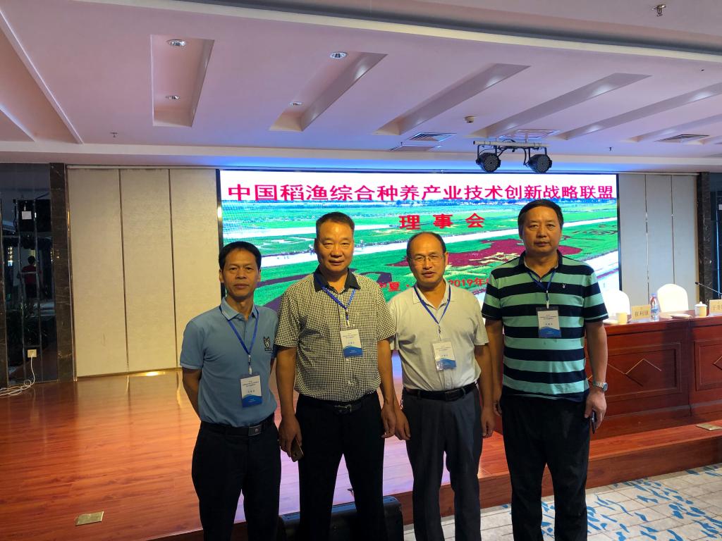 齐子鑫副教授与参会专家合影