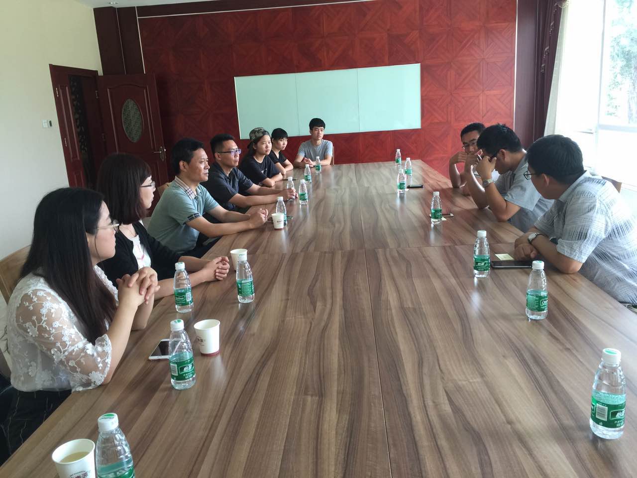 樊书记(左三)、杨书记(左二)、等与实习生亲切交流