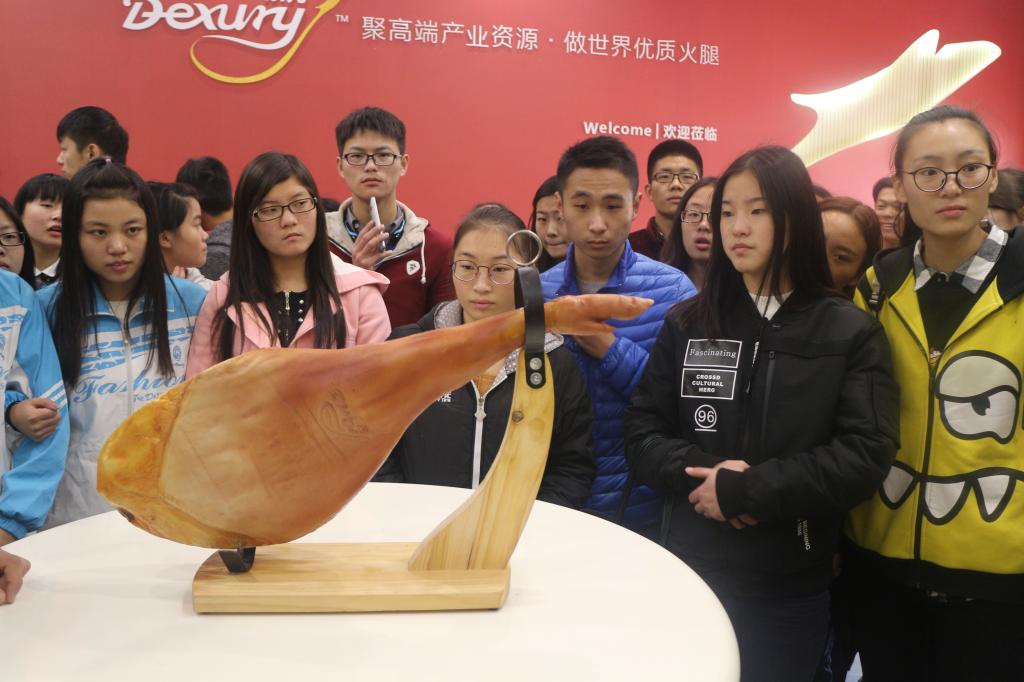 同学们参观高端火腿生产