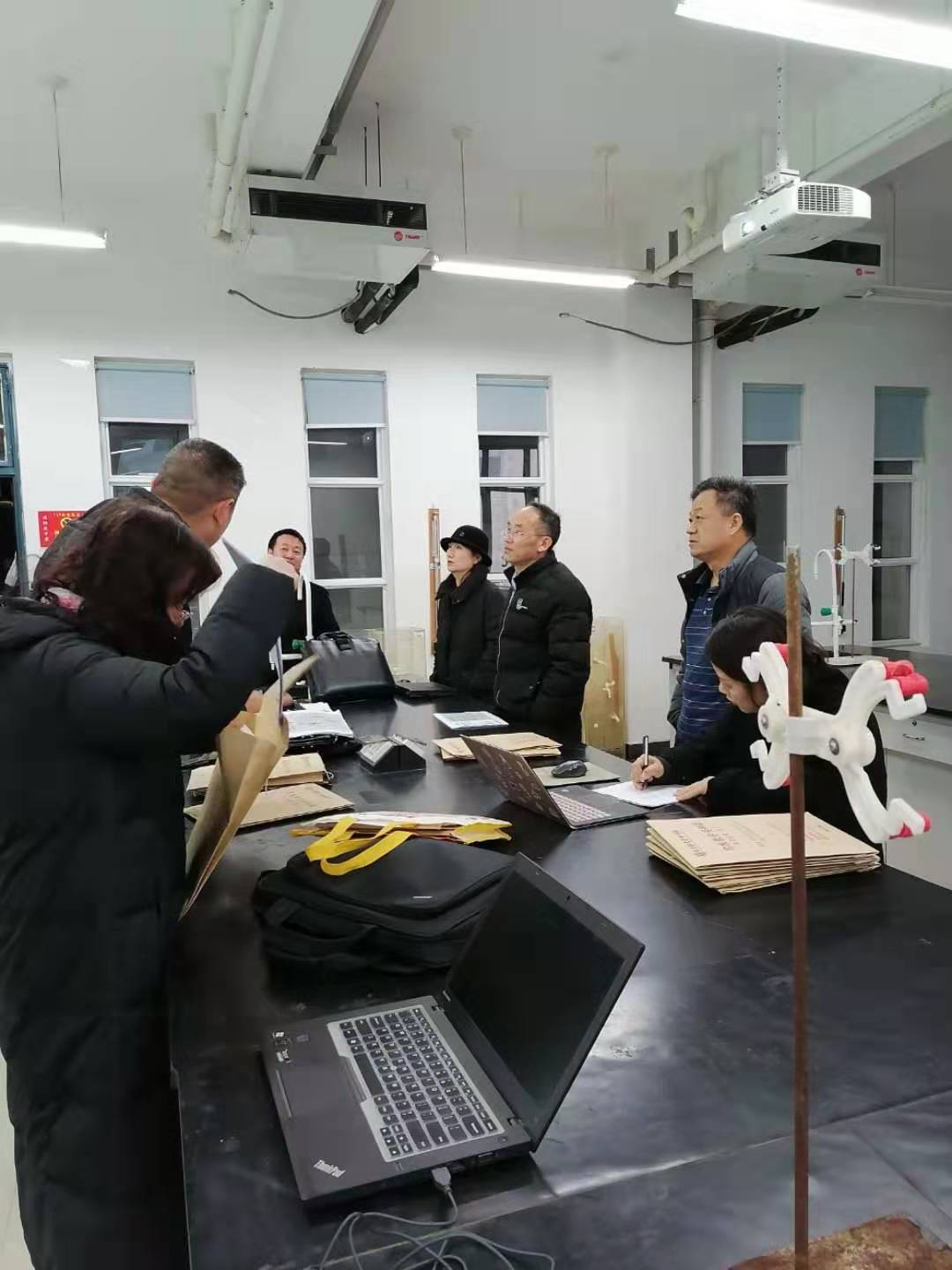 院长席磊到教研室指导毕业论文的修改工作
