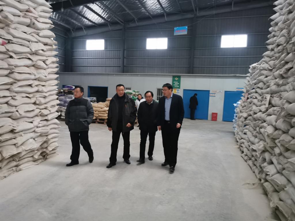 院领导参观企业生产车间