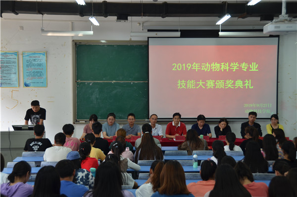 图1.优秀参赛学生代表王顺洋发言