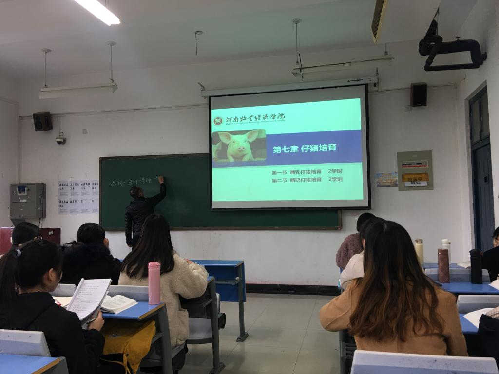 徐秋良博士认真授课