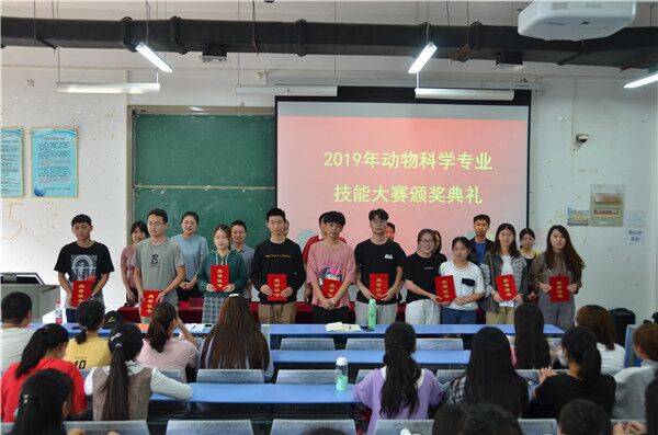 图2.各位老师为成绩优异的同学颁奖