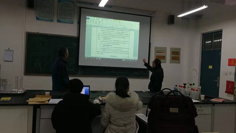 副院长徐秋良到教研室指导毕业论文的修改工作