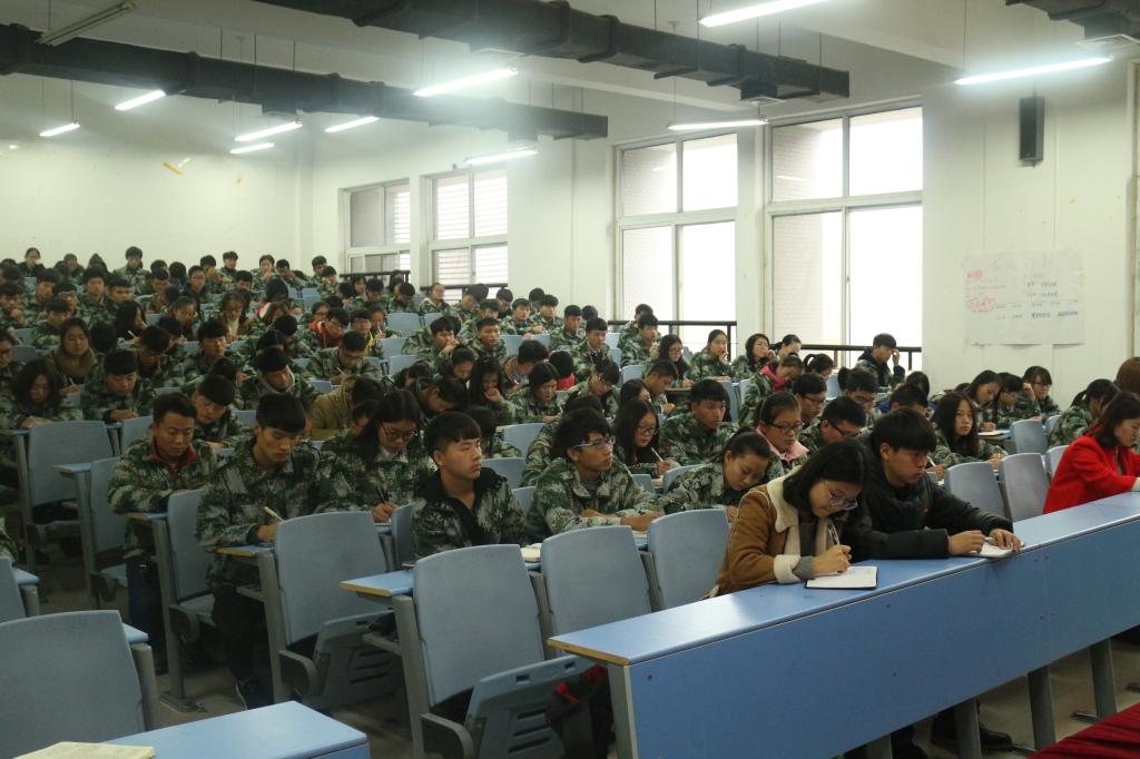 学员认真记录会议内容