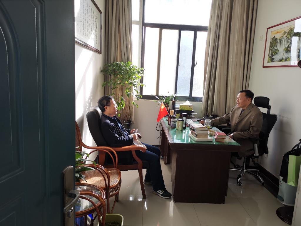著名鱼类育种专家孙效文研究员与院党委书记王建伟交流