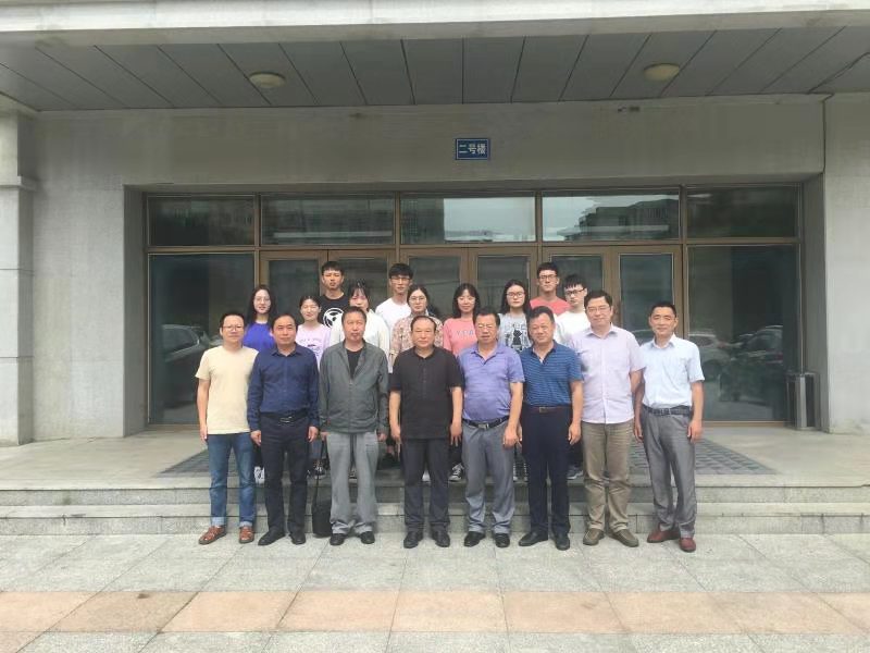 副校长张卫宪与参会人员合影