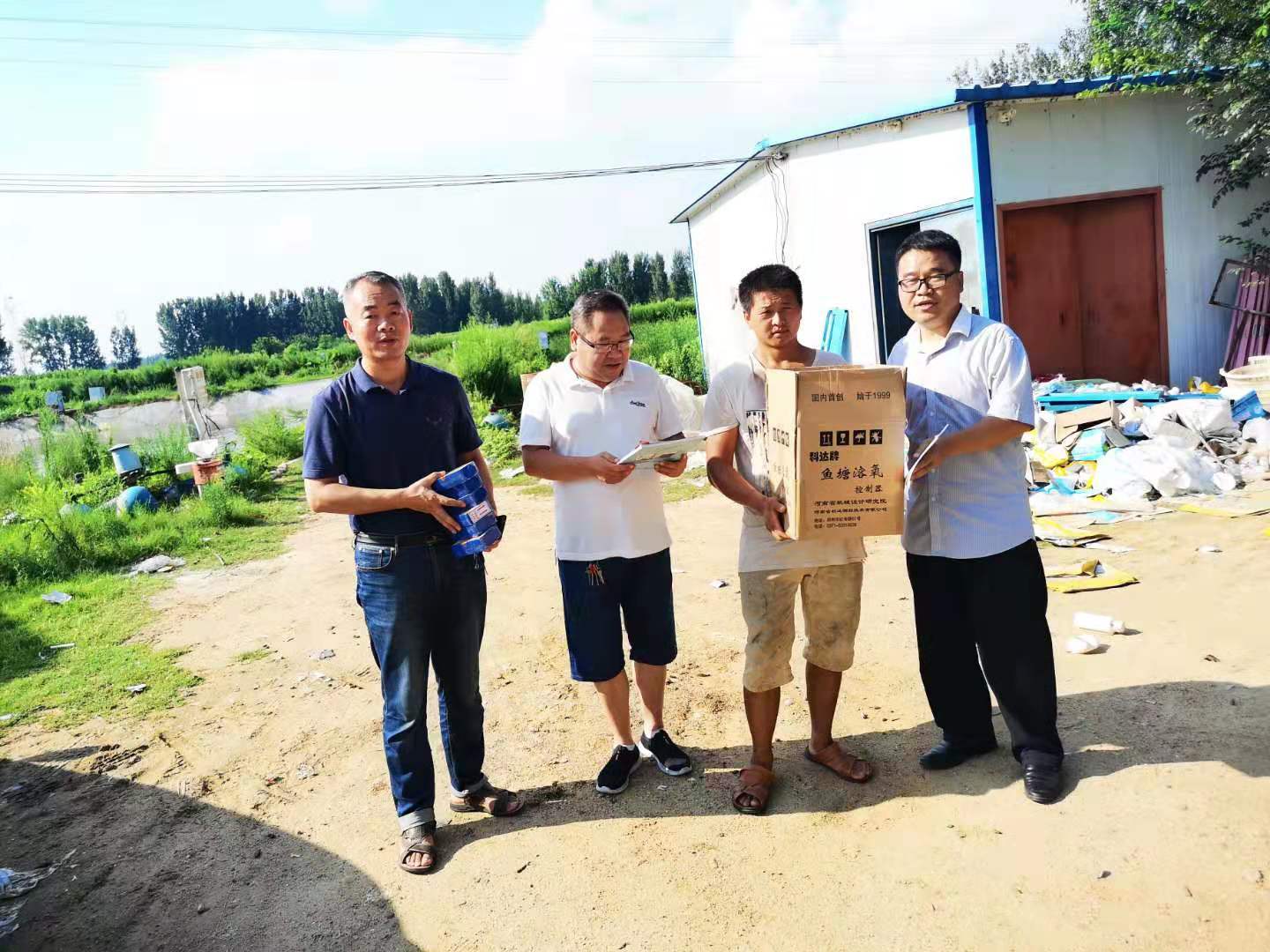 科技服务团为养殖场赠送智能鱼塘溶氧控制器