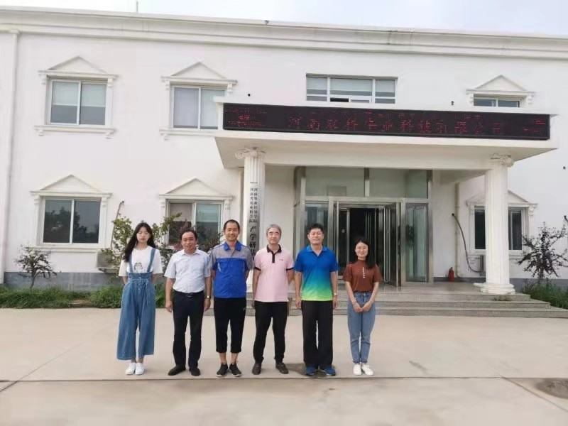 教师们在河南农科牛业科技有限公司开展实习检查