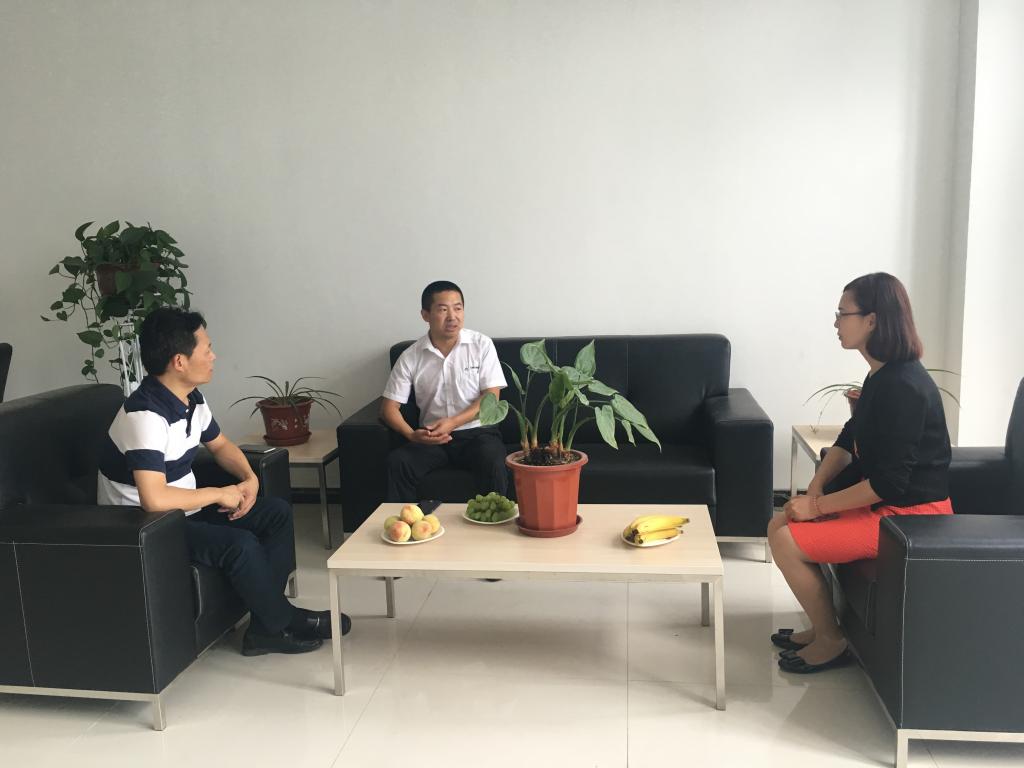 樊书记(左一)、杨书记(右一)与姜总裁(左二)进行座谈