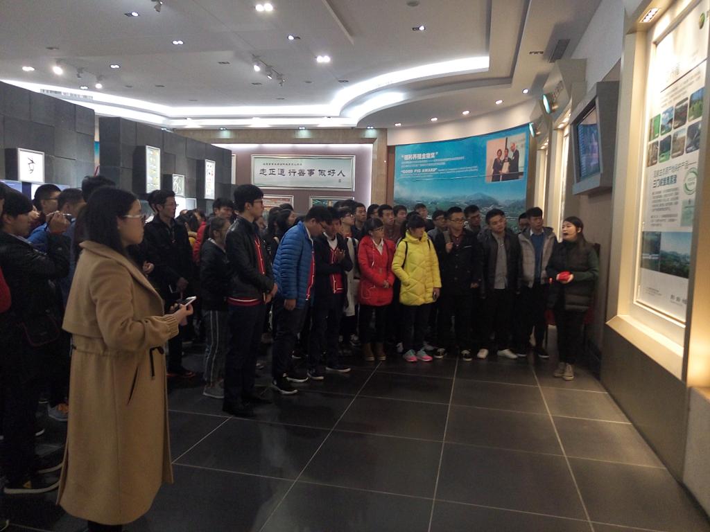 雏鹰集团员工为师生介绍企业发展情况